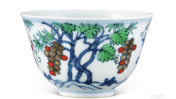 成窑斗彩葡萄纹杯