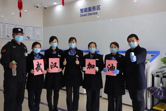 ▲ 岳阳建湘北路支行个人客户经理易百艳（左三）和她的团队