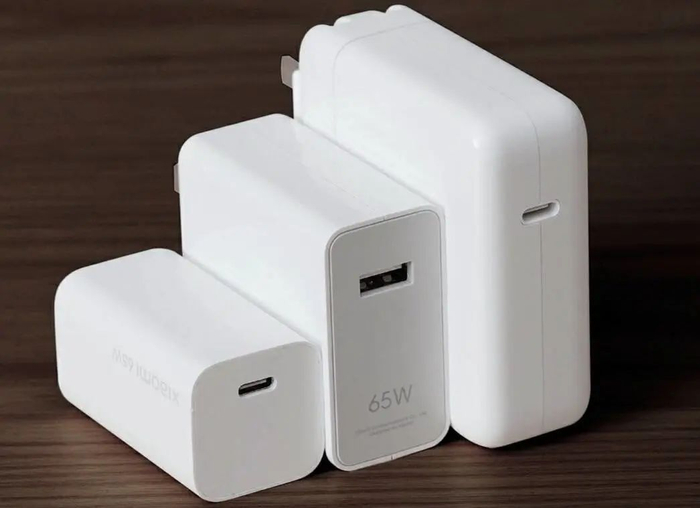 左边为小米 65W GaN 充电器. 图片来自：新浪微博 @雷军