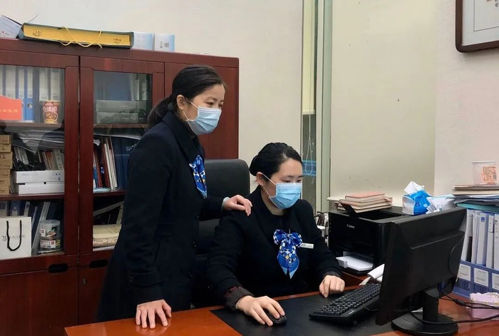 ▲ 长沙兴湘支行营业部蒋芙蓉（左）王新星（右）