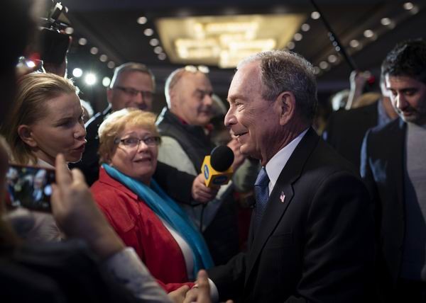  2020年2月29日，美国总统选举民主党竞选人布隆伯格与民众交流。 新华社 图