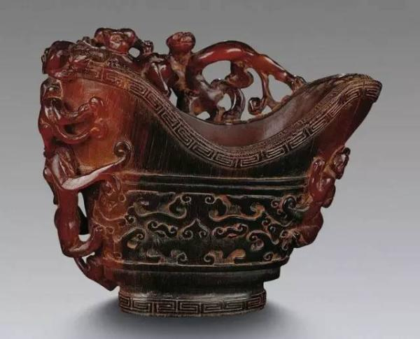 清 犀角雕螭虎杯