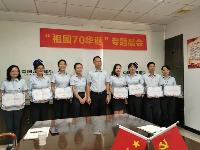 ▲ 湖南省分行个贷中心邓丽萍（左四）和她的团队