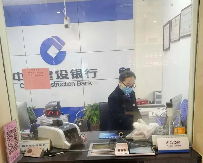 ▲ 邵阳隆回支行防疫“检查员”陈蒂