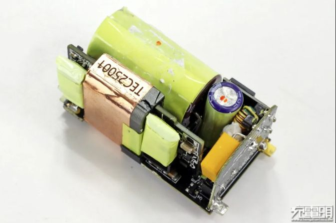 小米 65W GaN 充电器内部结构. 图片来自：充电头网
