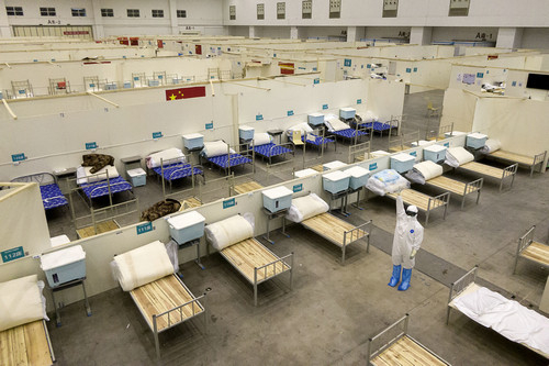 7日，武汉客厅方舱医院患者清零。图为武汉大学中南医院医护人员张欣在武汉客厅方舱医院内比出胜利的手势。（熊琦 摄）