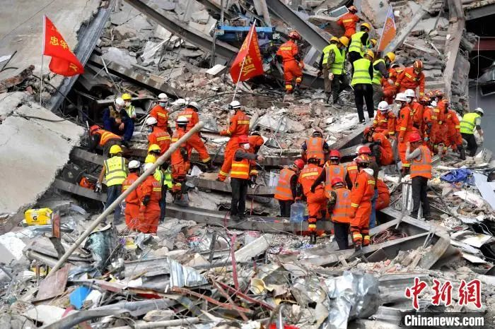 图为救援人员在坍塌地现场争分夺秒搜寻被困人员。　张斌　摄