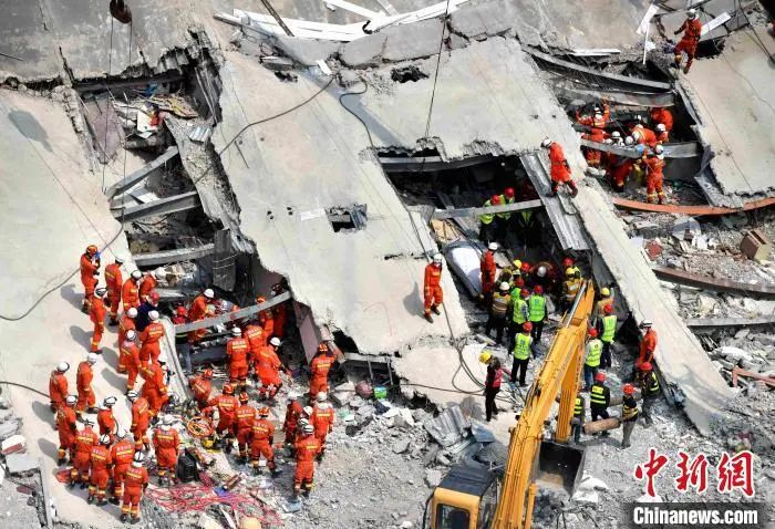 图为救援人员在坍塌地现场争分夺秒搜寻被困人员。　张斌　摄