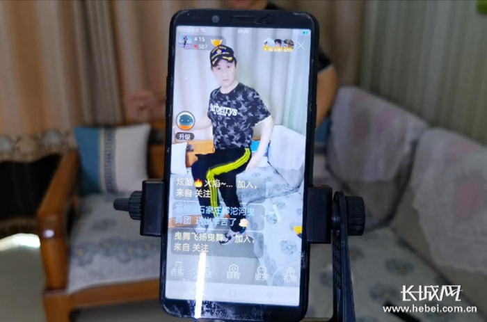 每天都有很多“粉丝”等着看他直播教学。长城新媒体记者 周亚彬 摄