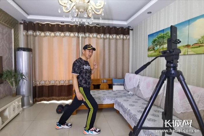 绳国强正在家里直播教大家跳舞。长城新媒体记者 周亚彬 摄
