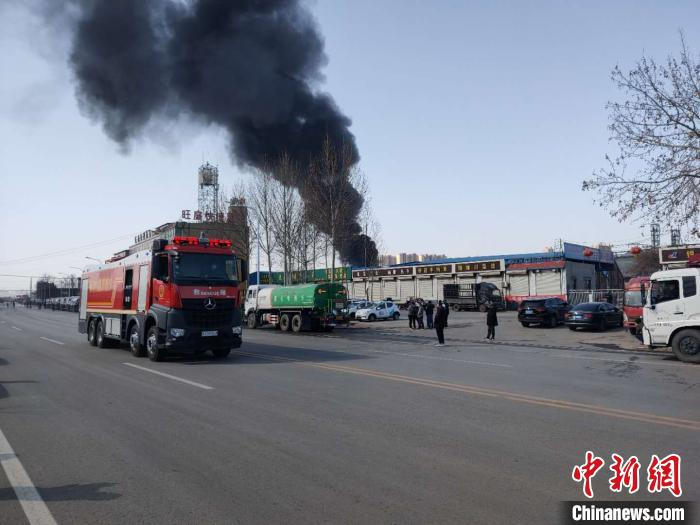 图为一辆参与救援的消防车从化工厂内驶出。　王天译 摄