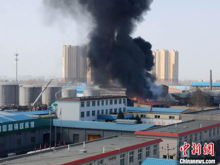 图为失火的化工厂仓库。　王天译 摄