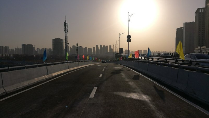 　　　　石家庄市新火车站南二环立交北向西匝道工程。 长城新媒体记者 刘潇 摄