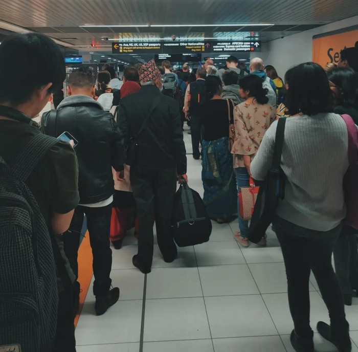  澳大利亚海关排队入关的人群