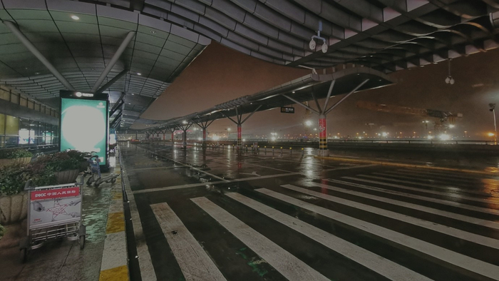 雨夜无人的萧山机场