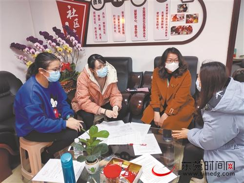 ■尹月娥（右二）与疾控部门商讨居家医学观察人员相关事宜受访者供图