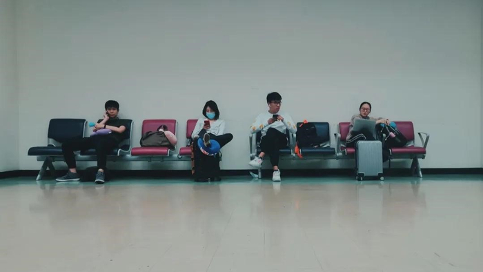  在候机大厅等待