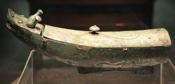 山西石楼出土的龙纹兕觥