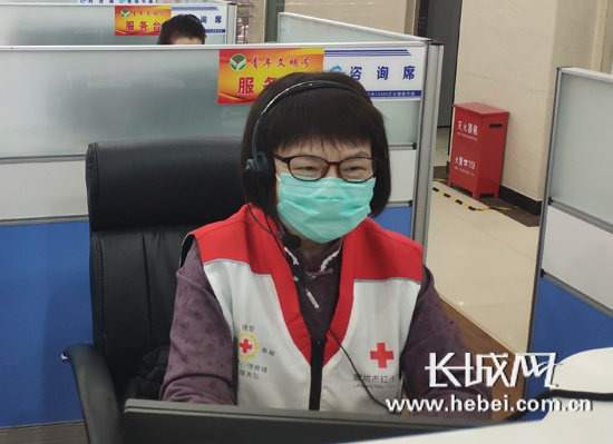 张晓丽值守12320卫生健康咨询热线。