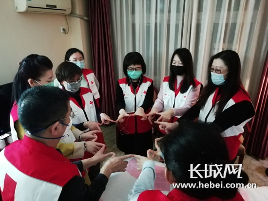 张晓丽（中）和廊坊市红十字心理救援志愿服务队的志愿者们。