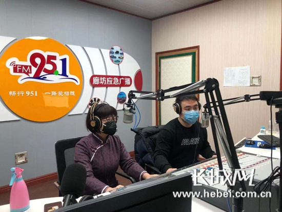 张晓丽（左）做客电台直播间在线接受市民心理咨询。