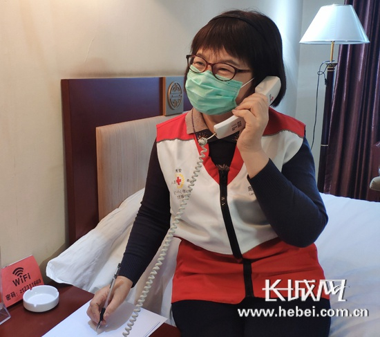 张晓丽为接受医学观察的医护人员进行心理咨询服务。