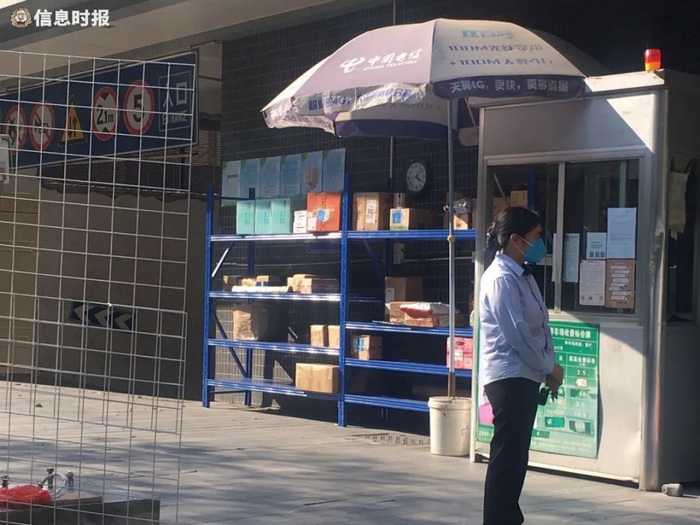  在滨江西路滨江西益兆明珠小区入口，放置置物架临时存放快递。信息时报记者&nbsp;蔡晓素摄