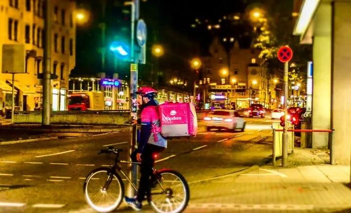 &nbsp;&nbsp;&nbsp;&nbsp;&nbsp;&nbsp;&nbsp;△“外卖小哥”骑自行车送外卖。图据知乎