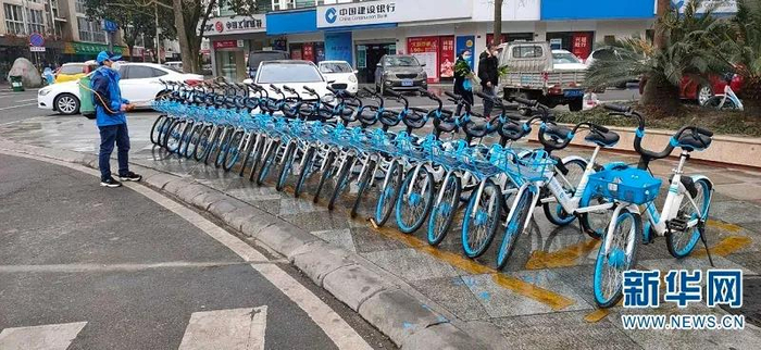 &nbsp;&nbsp;&nbsp;&nbsp;&nbsp;&nbsp;&nbsp;△工作人员为共享单车消毒。新华网发