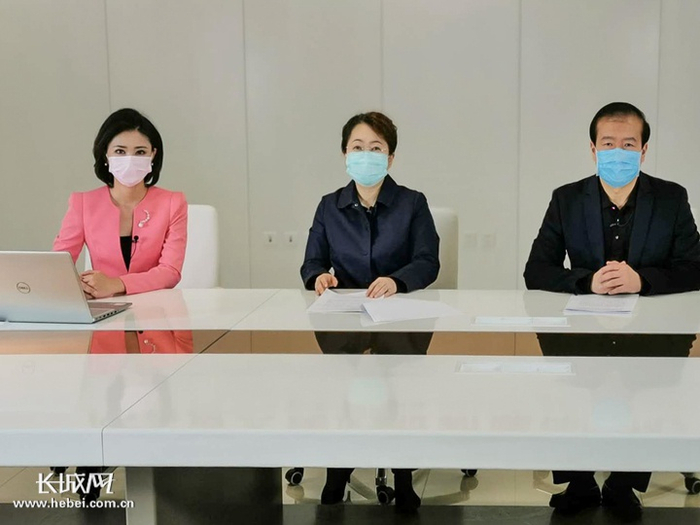 《网民问政》访谈节目现场。记者 武新杰 摄
