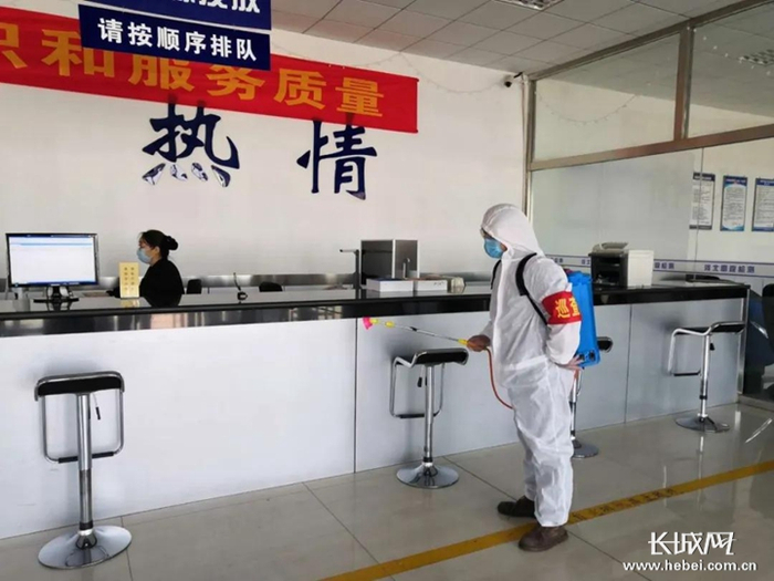 石家庄交警正在为车管所消毒