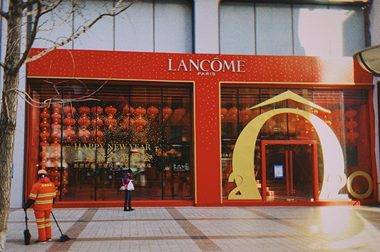 北京apm商场内部分未营业的店铺