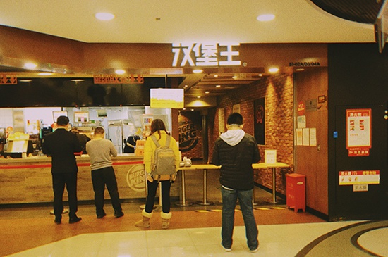 西直门凯德MALL负一层汉堡王的取餐队伍