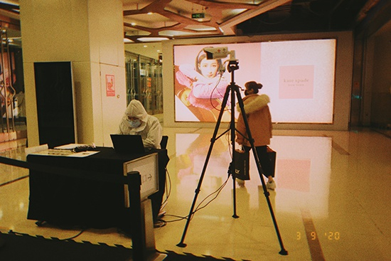 西单大悦城的门口体温检测