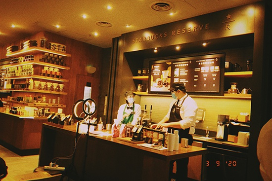 星巴克臻选的西单大悦城店在直播