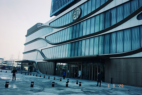 中午的SKP-S店前广场