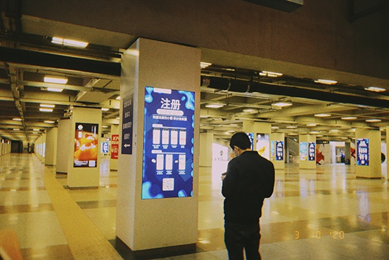 西直门凯德MALL楼下排队的地铁口，有人在注册凯德星会员