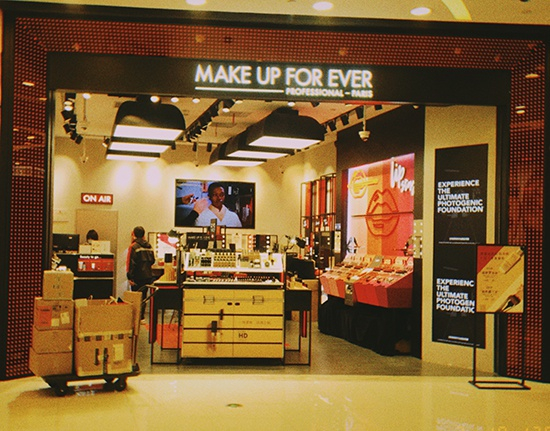 北京apm商场内MAKE UP FOR EVER店员在寄快递