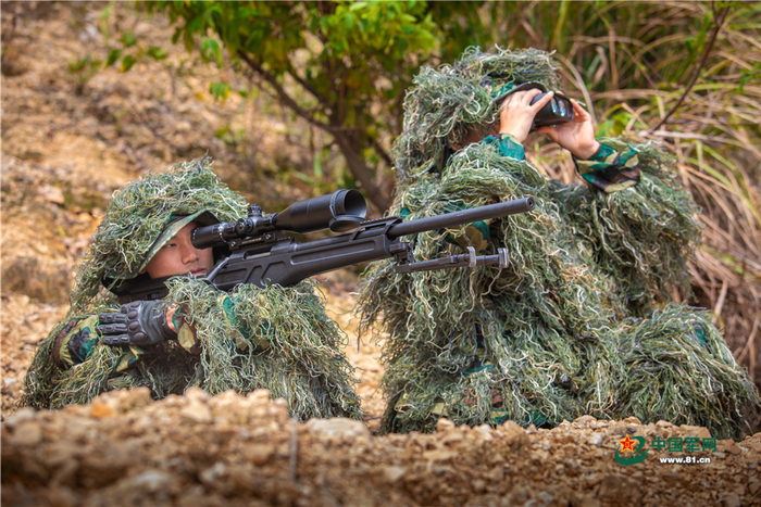 狙击手观察目标。