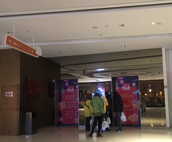 　龙湖长楹天街等电梯的外卖员们