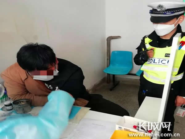 衡水一名涉嫌醉驾的驾驶人正在进行血液酒精检测。省交管局供图