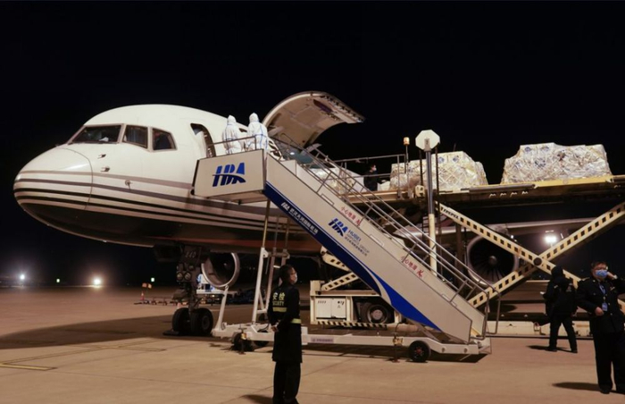 △工作人员在武汉天河机场搬运医疗物资（新华社记者 程敏 摄）