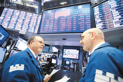 由于国际油价暴跌导致市场避险情绪急剧升温，纽约股市三大股指9日开盘后暴跌，其中道琼斯工业平均指数下跌逾1800点，跌幅超过7%，纳斯达克综合指数下跌约6.9%，标准普尔500种股票指数下跌超过7%，触发熔断机制。图为交易员在美国纽约证券交易所工作。　　新华社记者 王 迎摄