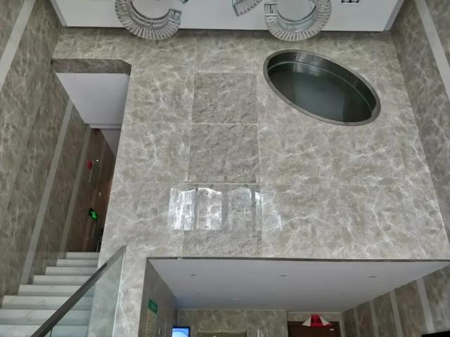 大理石砖修补后的痕迹