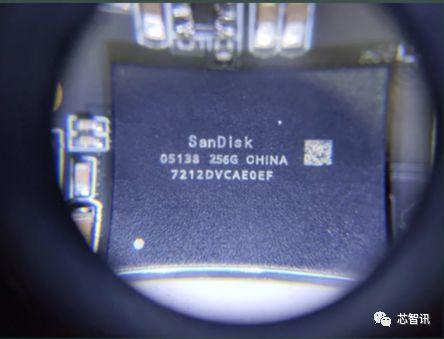 　　▲C160内部的256GB闪存芯片盖标之后，编号修改为7212