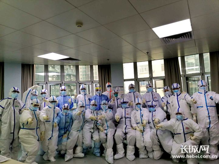 武汉七院感染四病区医护团队。杨楠供图