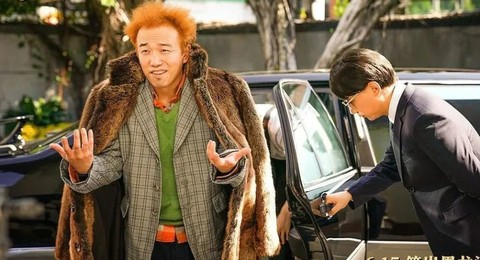 ▲ 在四五十岁的老总心里，穿貂依然是身份的象征。图 / 《猛虫过江》剧照