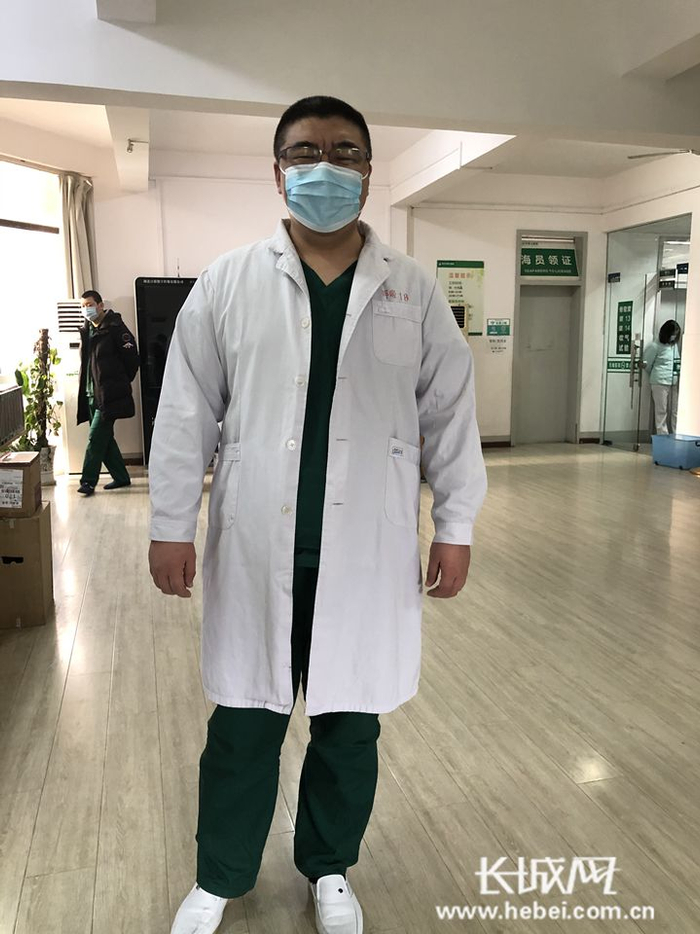 杨大夫和他的白大衣。杨楠供图