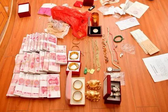  ·警方在黄鸿发家中缴获的部分财物。
