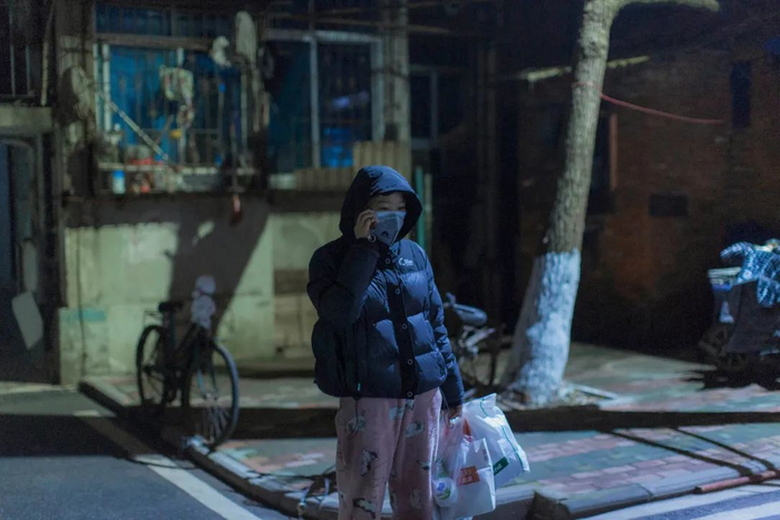  后来陆海月进方舱，穿的衣服都是郑恺给的。